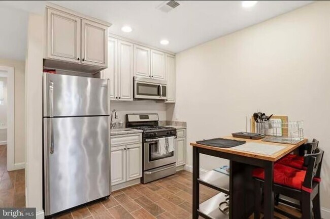 Building Photo - 813 Delafield Pl NW