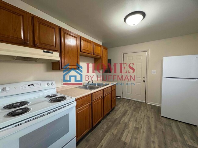 Building Photo - Two Bedroom Duplex | Move in Ready