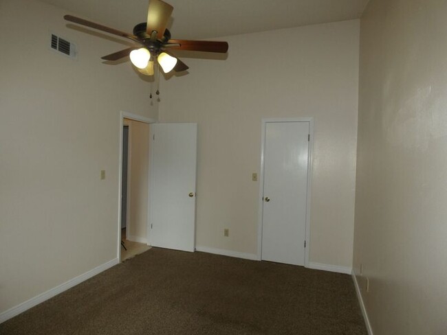 Building Photo - 3864 Oakus Dr