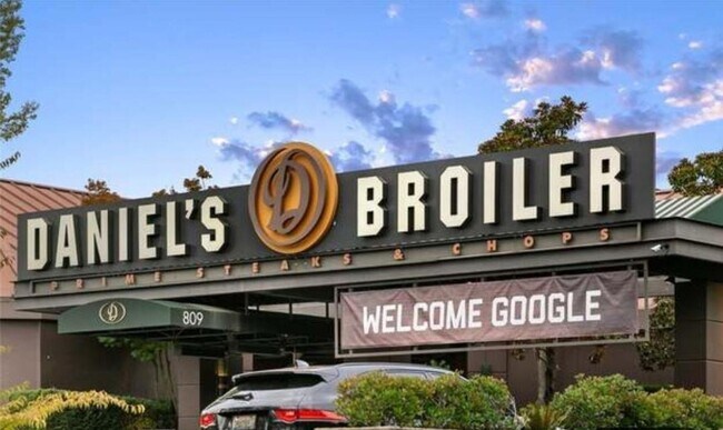 Building Photo - East Lake Town House