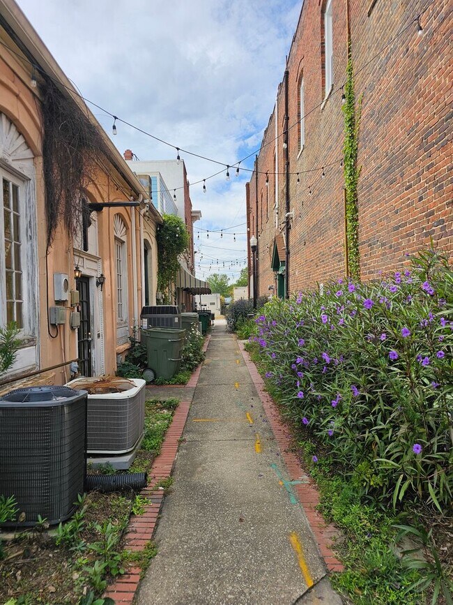 Building Photo - 103 E Main St