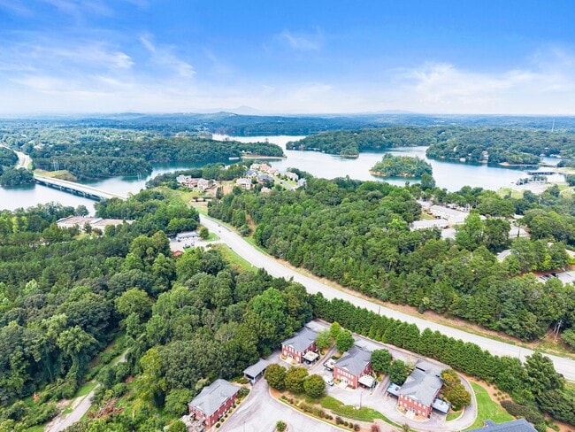 Building Photo - Charming, Step-Less 2 bedroom home with Private Patio Near Lake Lanier