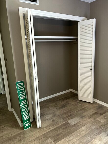 Master Closet - 123 Golf Ter