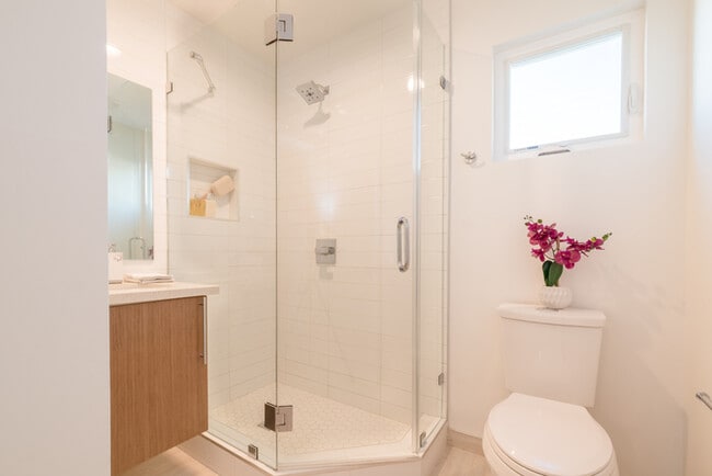 Building Photo - Two Bedroom Town Home-style Like Near NoHo Arts District