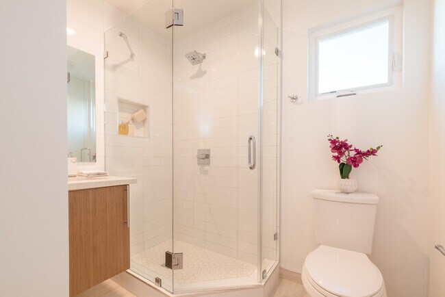 Building Photo - Two Bedroom Town Home-style Like Near NoHo...