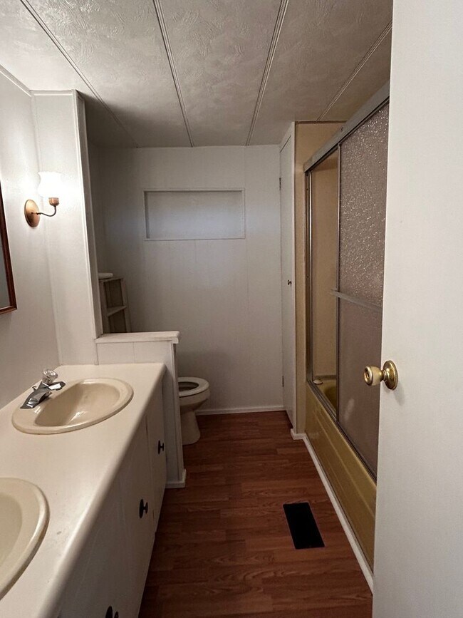 Building Photo - 2 Bedroom Home with a den - Loads of ameni...
