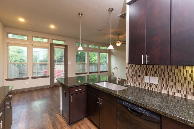 Building Photo - 87 Aventura Pl
