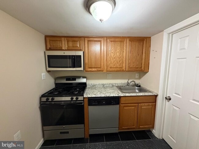 Building Photo - 5831 Mt Vernon Dr