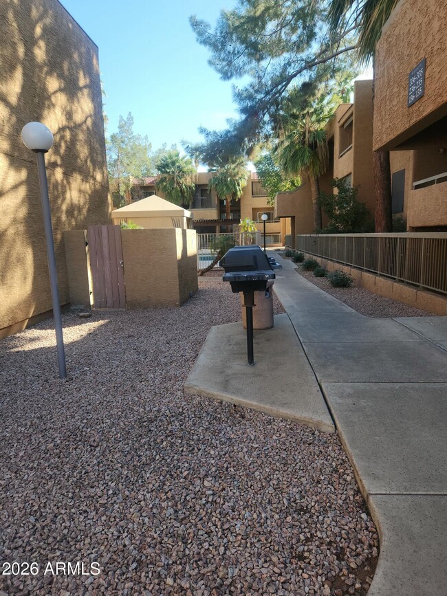 Building Photo - 2625 E Indian School Rd