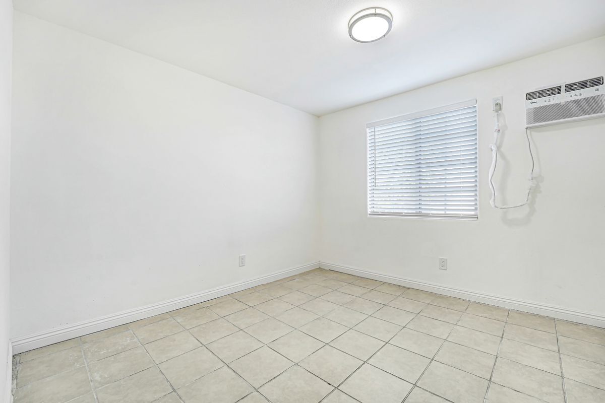 Building Photo - 400 W 109th St