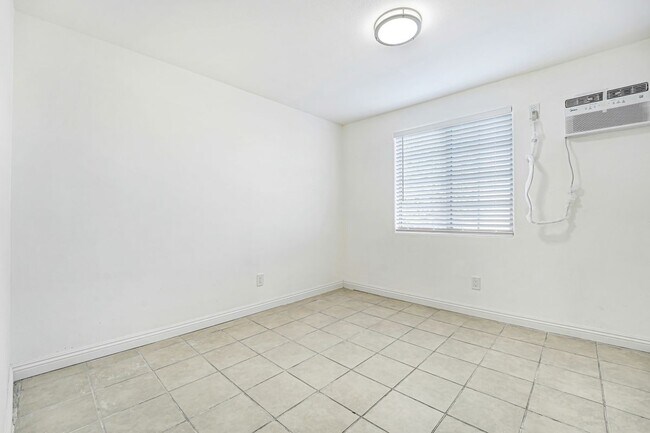 Building Photo - 400 W 109th St