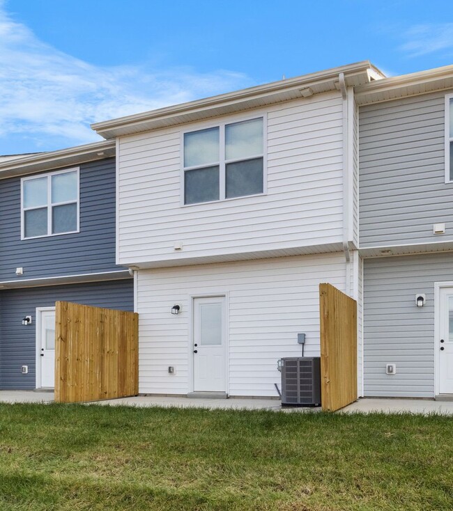 Building Photo - Beautiful townhome in Clarksville!