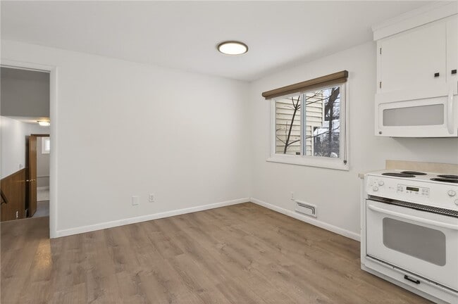 Building Photo - 14 Kingswood Dr