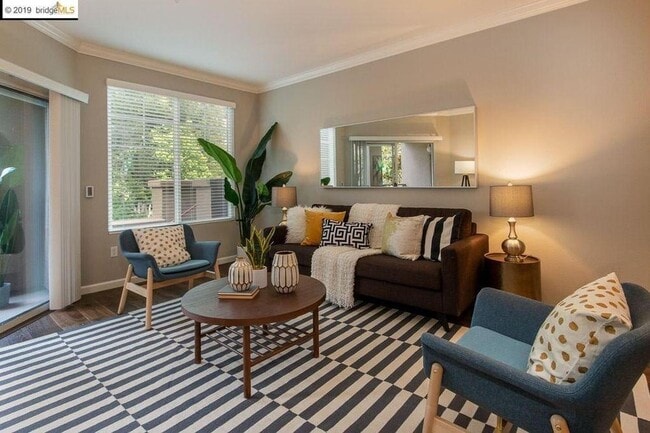 Building Photo - Comfortable 2BR Condo with Patio - Gated Oakland Living