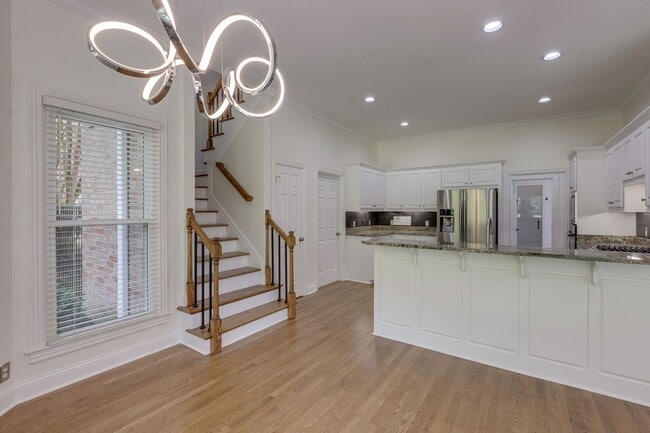 Building Photo - 4-Bed/4-Bath in Brentwood-- Walk to Kenros...