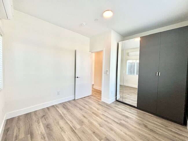 Building Photo - 127 S Santa Rosa St