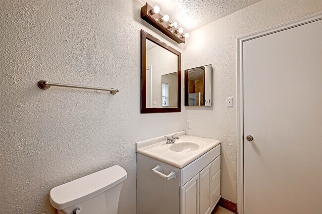 Building Photo - 17435 Glenmorris Dr