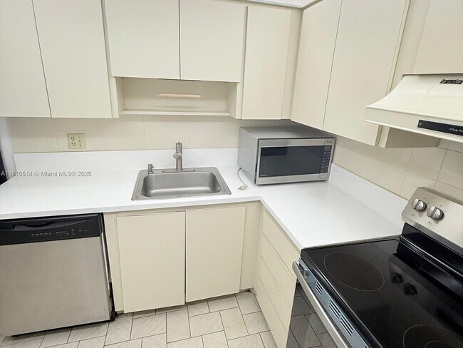 Building Photo - 1300 St Charles Pl