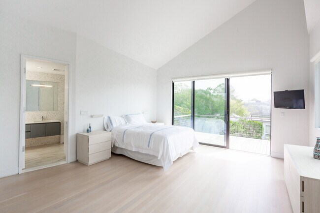 Building Photo - 43 Surfside Ave