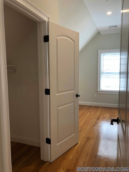 Building Photo - 9-11 Woodside Ave.