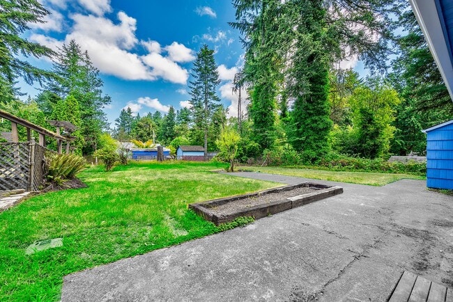 Building Photo - Shoreline Rambler