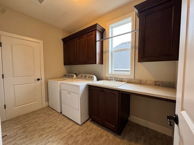 Building Photo - FOR RENT UNFURNISHED: Beautifully maintained 2015 Noyes-built home, 5 bed, 3 bath, 2 car garage w...