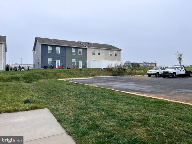 Building Photo - 229 Caterpillar Dr