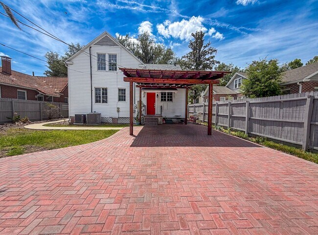 Building Photo - Luxury Historic Home Near UF | Fully Renovated 3BR/2BA with Private Yard & Premium Finishes