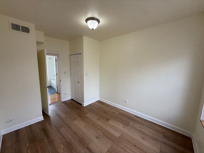 Building Photo - Charming 1-Bedroom apartment in Logan Square!