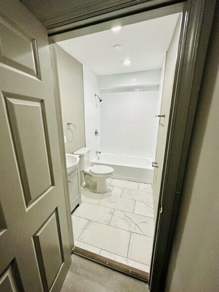 Building Photo - 800 N Broadway