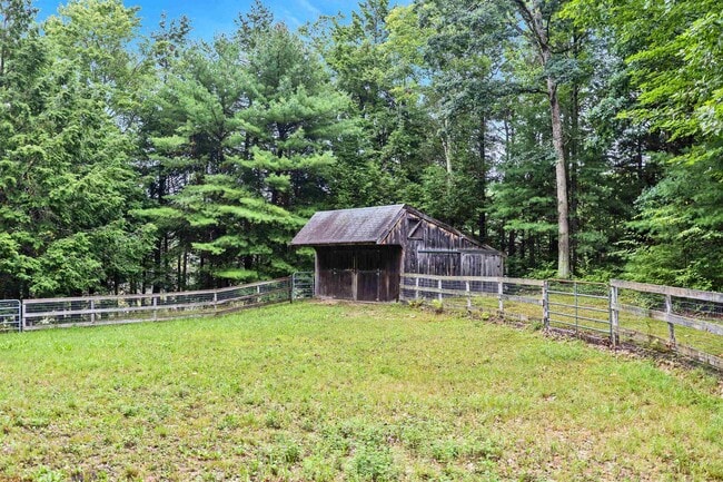 Building Photo - 10 Kendall Hill Rd