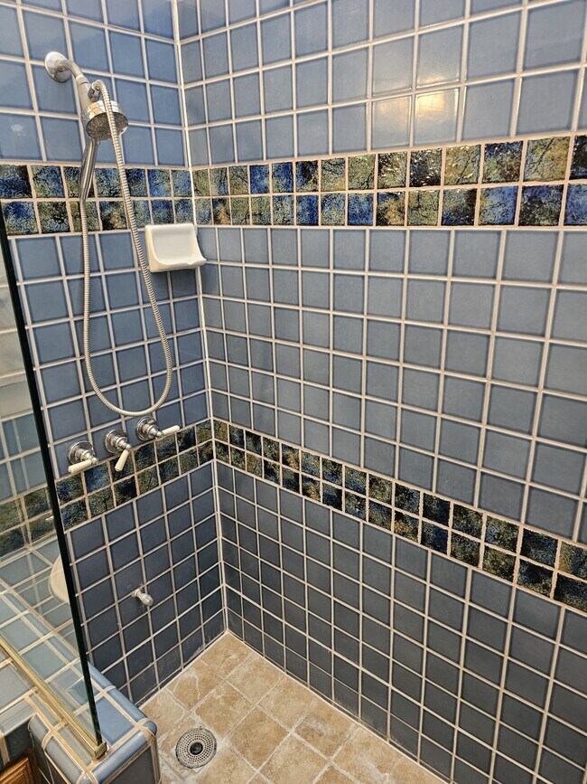 Building Photo - 707 Lima St