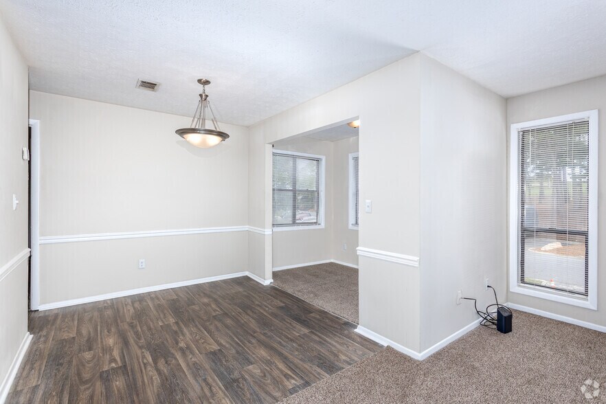 1BR, 1BA - 725SF - Living Room/Dining Room - Harbour Club Apartments