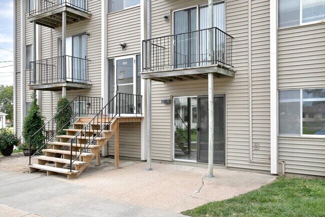 Building Photo - Ground-Floor 1-Bedroom with Walk-Out Patio