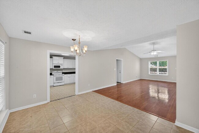 Building Photo - Lovely Patio Home with Sunroom!