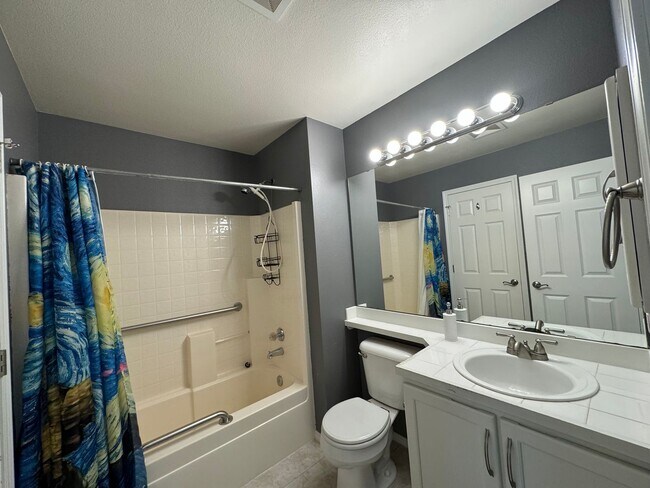 Building Photo - Beautiful 3 bedroom, 2.5 bathroom home in ...