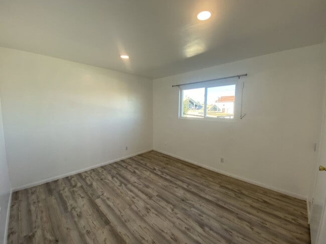 Building Photo - Beautifully Upgraded upstairs 1 Bedroom Apartment For Rent!