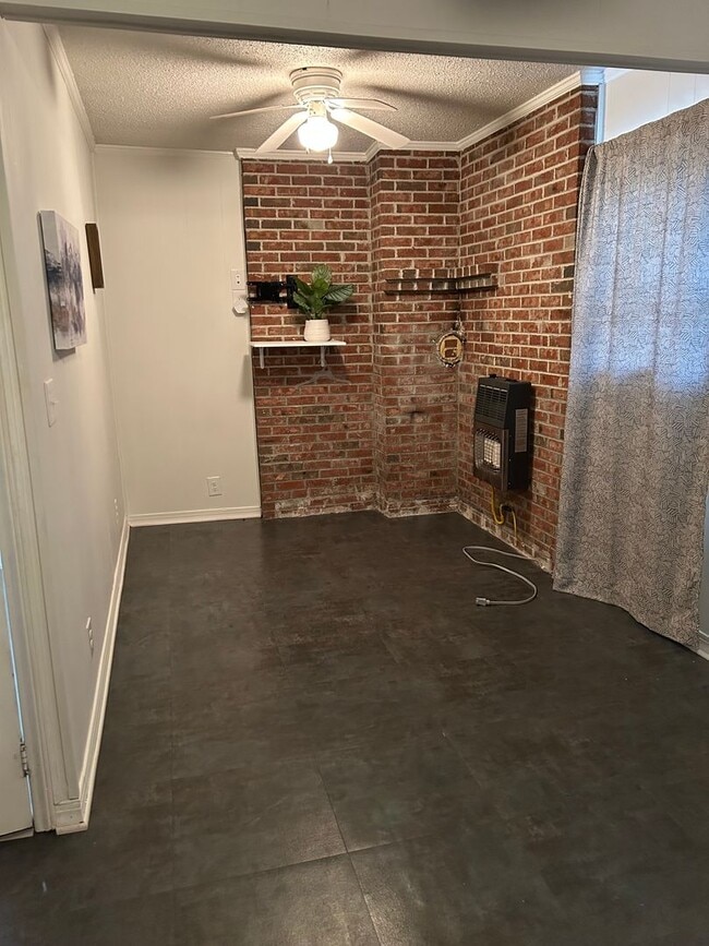 Building Photo - Upstairs 2bed/1bath Apartment