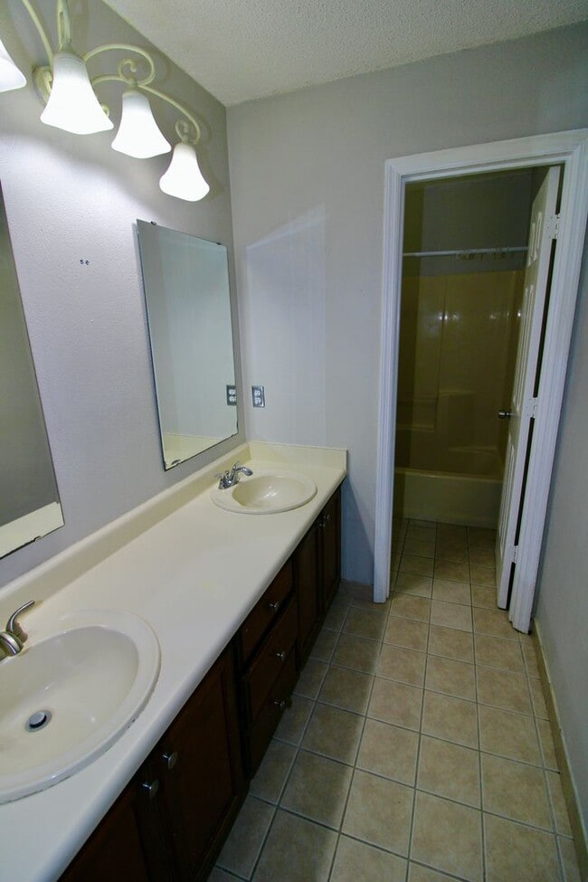 Building Photo - 3BR/2BA Home for Rent: Available Immediately