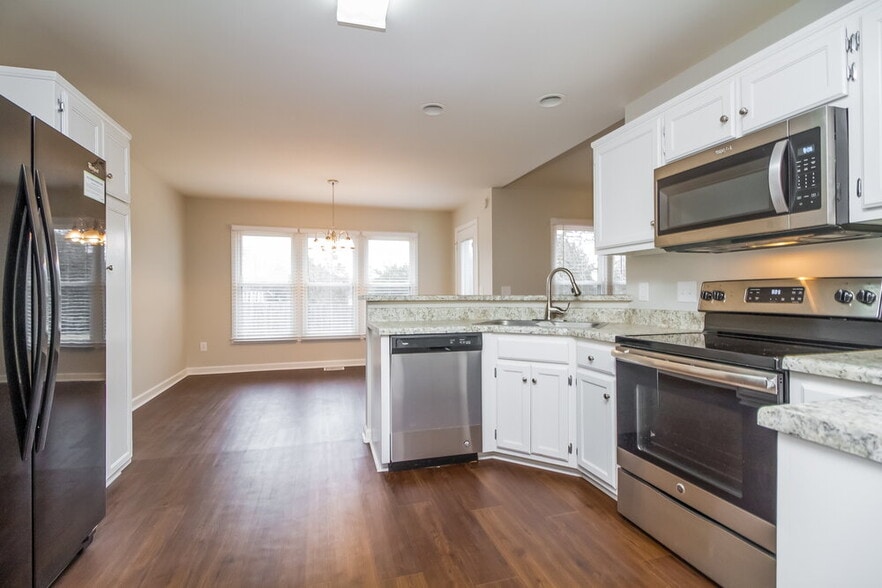 Building Photo - 5333 Roxborough Pass