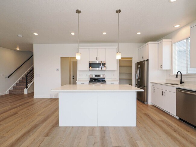 Building Photo - 4 Bedroom, 2.5 bathroom Eagle Mountain Home