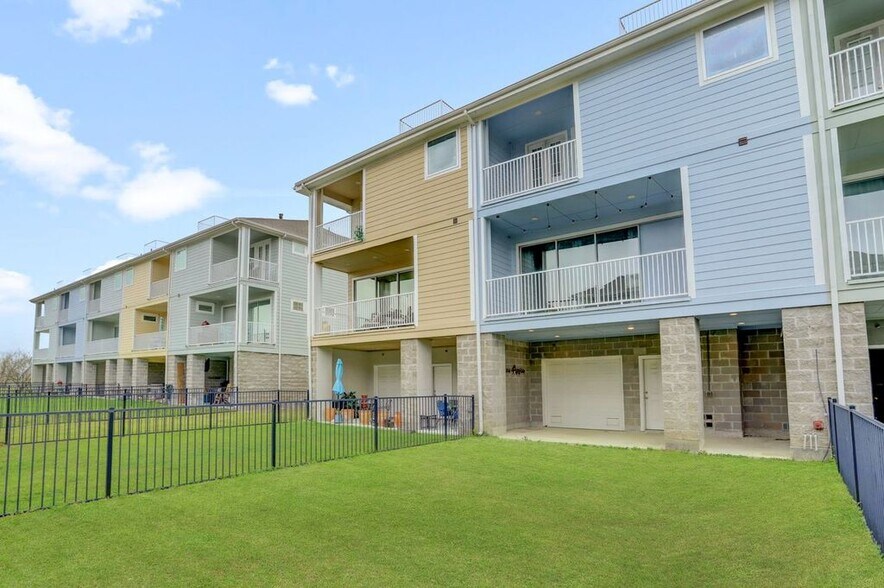 Building Photo - 2714 Veranda Fls