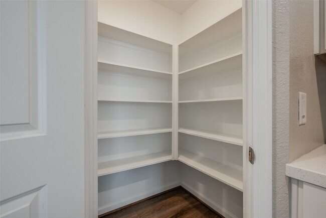 Building Photo - 221 Pk Pl Cir