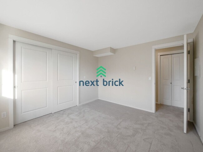 Building Photo - Beds and 1 Bath Kirkland Condo is Available for Rent!