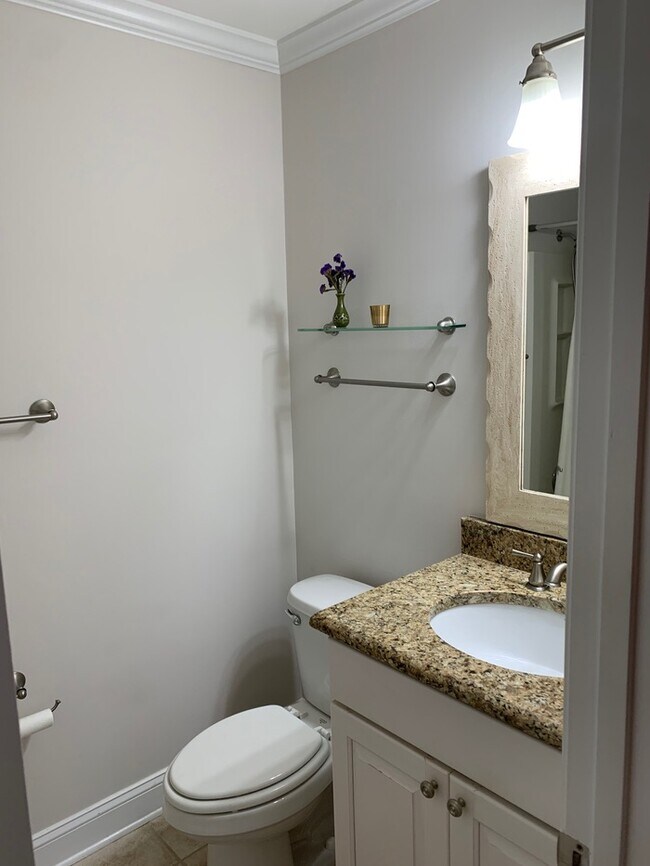 Building Photo - Elegant Townhome between Oakwood and Mordecai