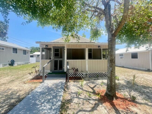 Primary Photo - 907 S Washington Ave