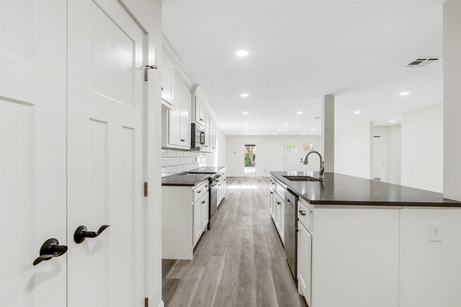 Building Photo - 503 W Sallier St