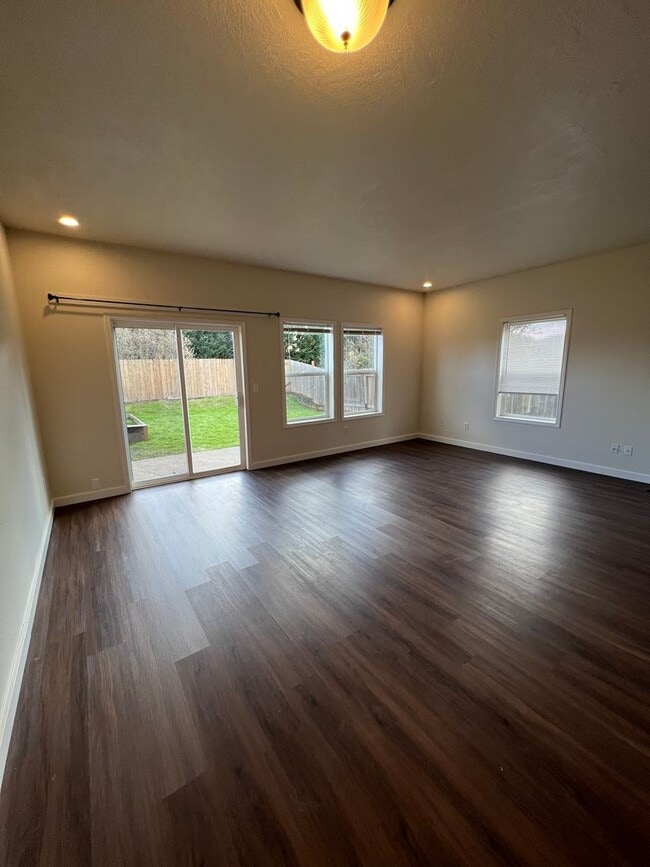 Building Photo - 3-bedroom 2 1/2-bathroom duplex