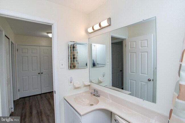Building Photo - 1739 McNelis Dr