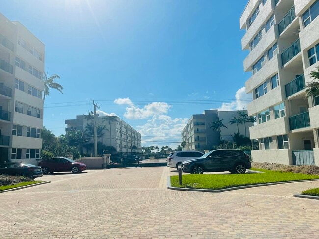 Building Photo - 1237 Hillsboro Mile